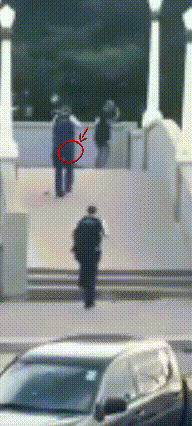 澳大利亚沙滩案视频里这位老兄，凶手被打死躺在地上后，他还上去踢两脚尸体，可见这位