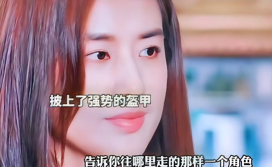 演员黄圣依说：“我妈妈年轻的时候，是众星捧月般的存在，她拿到了她想要的所有的荣誉