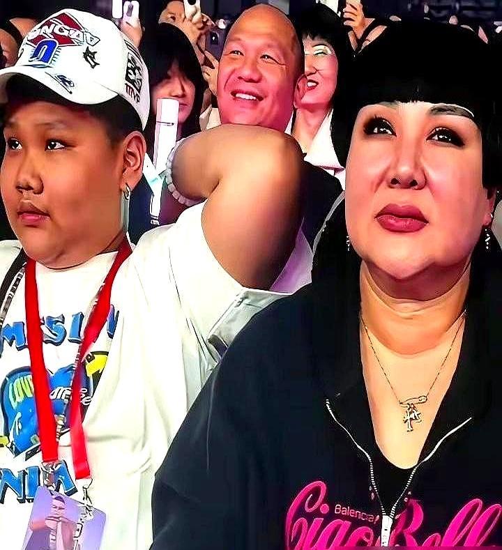 把大儿子骂到半夜，转头却让小儿子上台抢话筒。郭德纲这碗水，端得可真“平”。