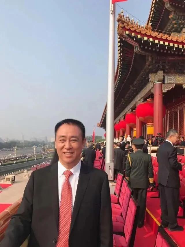 留着小平头的许家印衣冠楚楚系着红领带，那时的他还是个人物。许家印举着酒杯挺兴奋