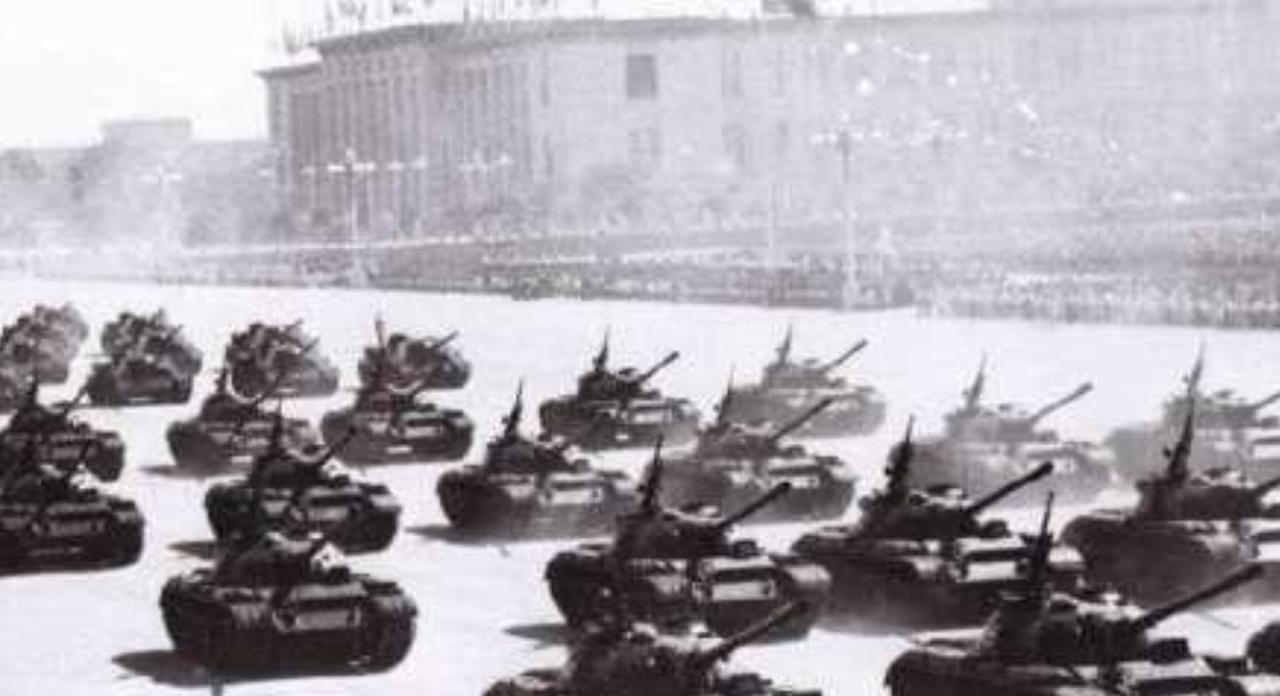 1959年，十周年大典上，一些国民党战犯被邀请参加观礼。看到坦克、火炮编队经过，