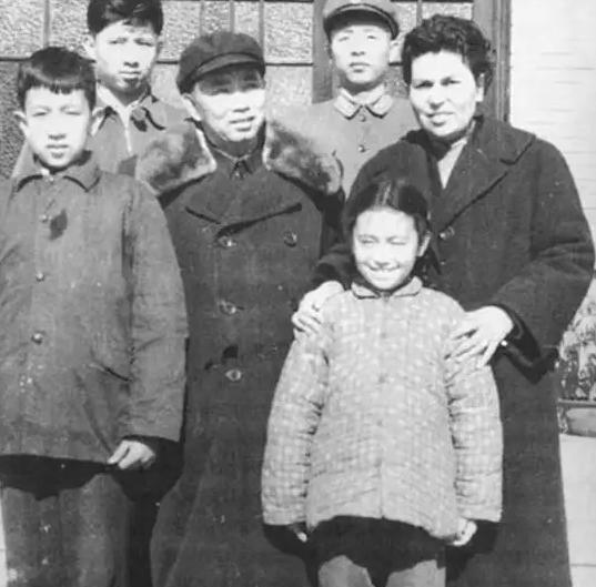 1939年秋天，刘亚楼正在苏联莫斯科的军校学习。一天，他突然收到消息：他在延安的