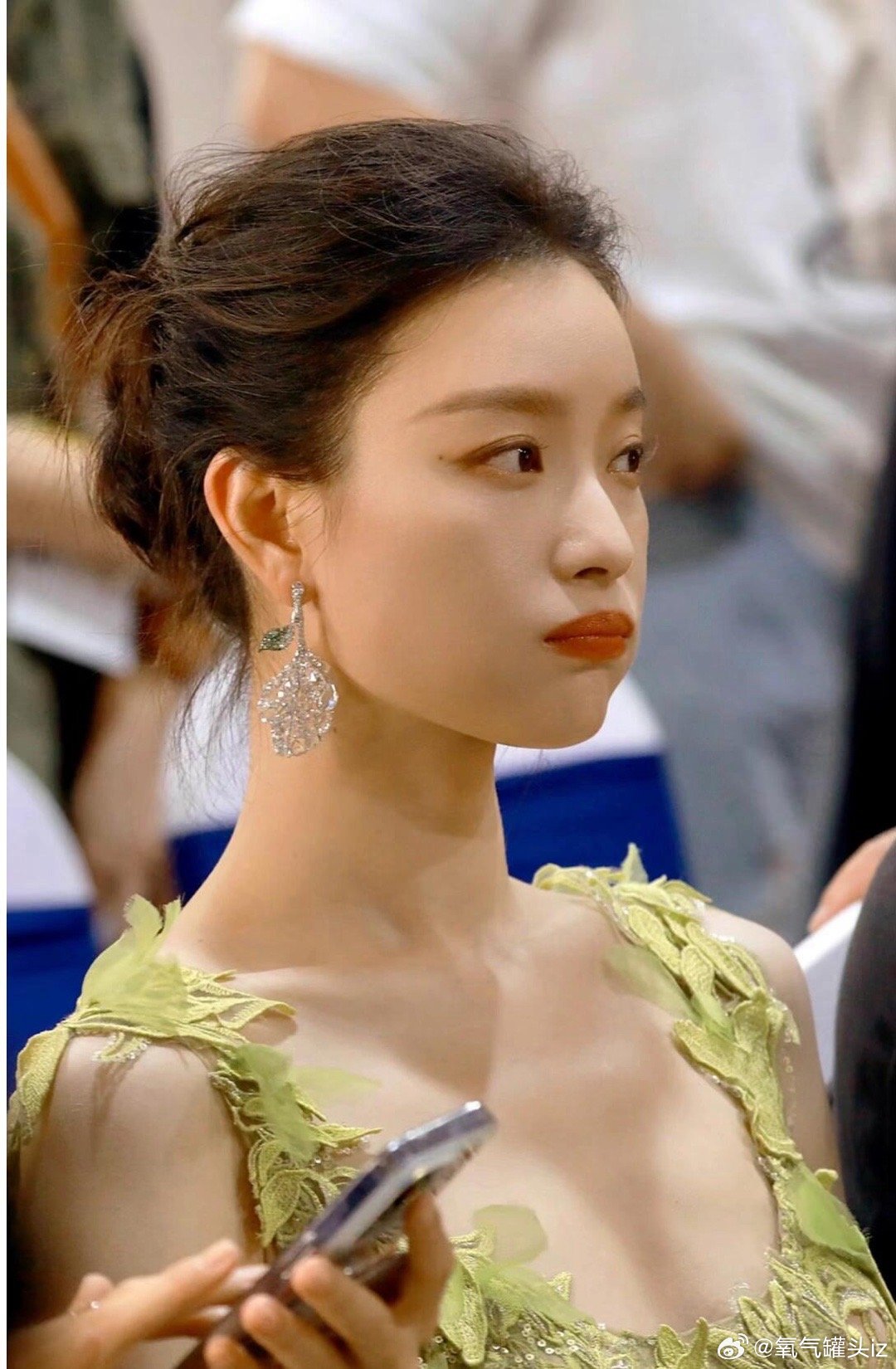 娱乐明星倪妮，宛如从光影画卷中走来的绝世佳人。她的美，是一种灵动而不失大气的韵致