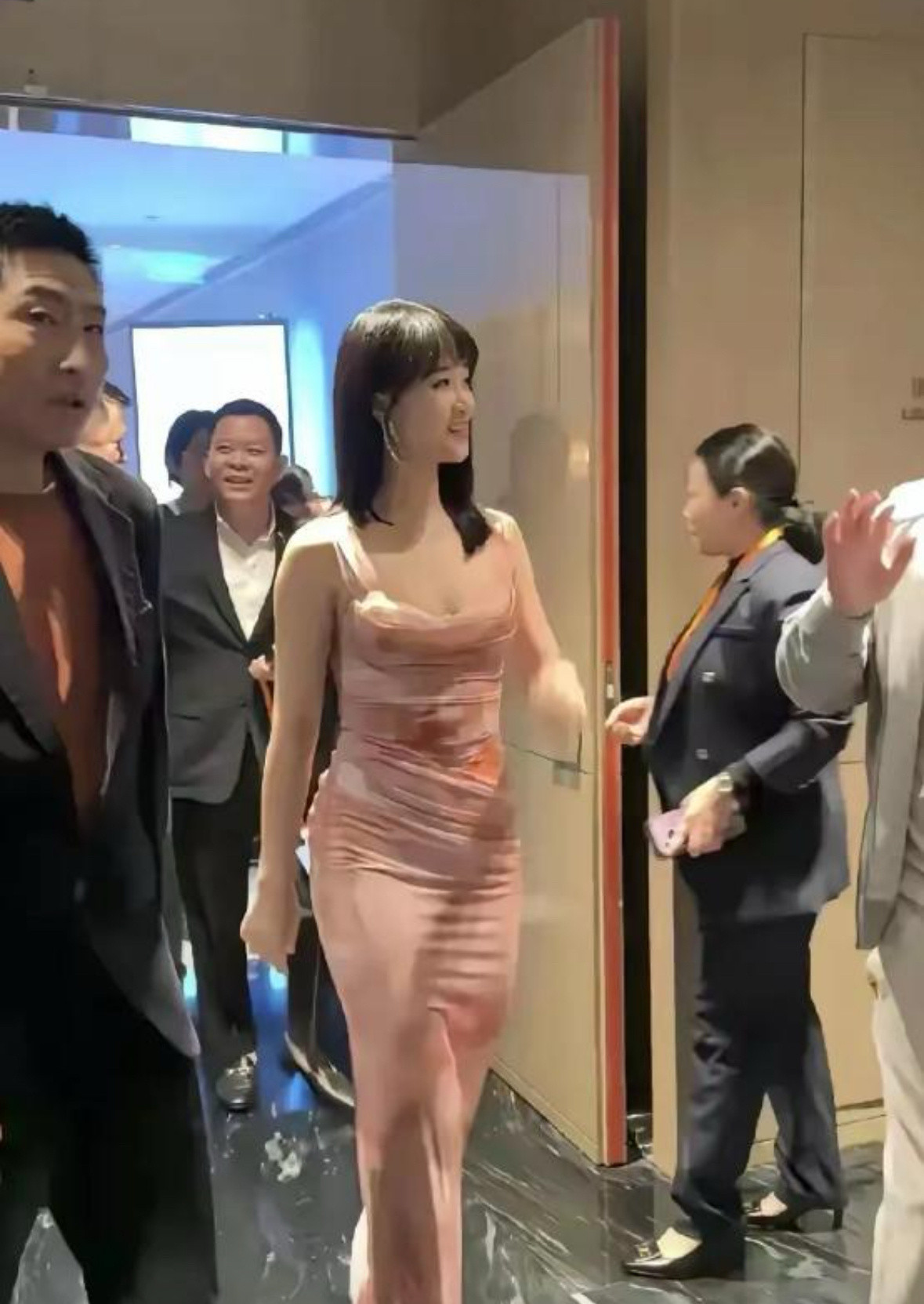 没想到在电视上看普普通通见到真人完全被惊艳到​​​