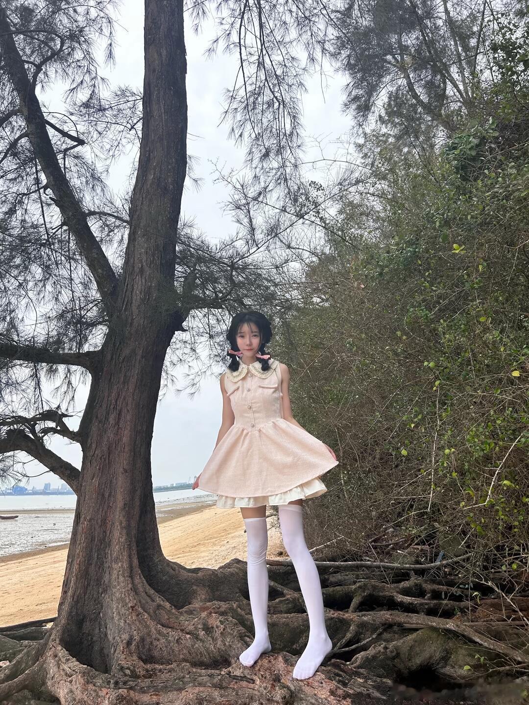 过膝白丝的可爱～​​​