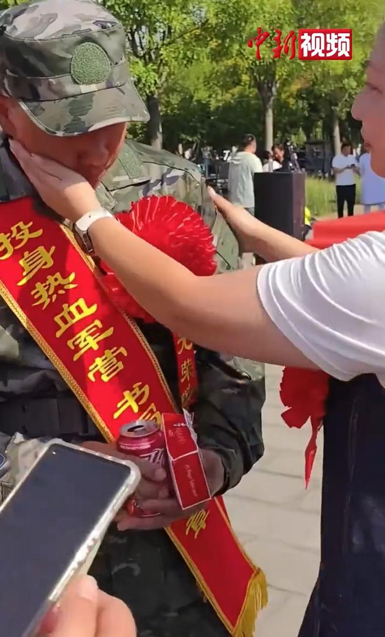 泪目！河南卫辉一场新兵欢送会上，全场新兵都有亲人簇拥送别、殷殷叮嘱，唯独新兵程广