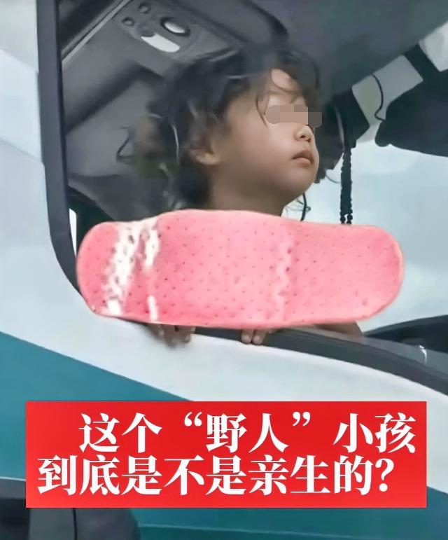 小孩很帅眼神充满坚毅目前看脊椎可能已经弯曲了，不过只要能够及时接受救助相