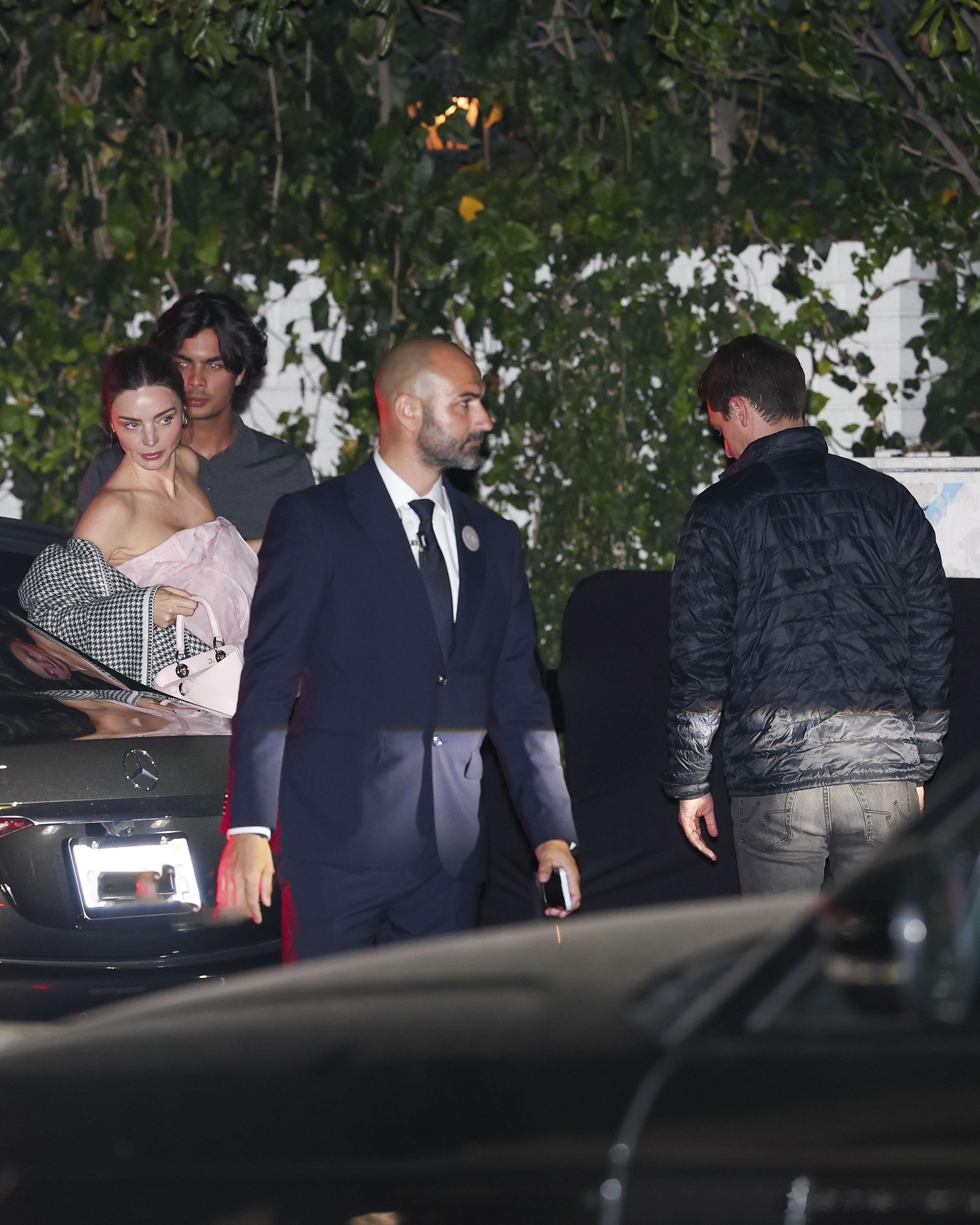 MirandaKerr米兰达可儿在洛杉矶外出，参加Dior度假系列的庆功宴后离