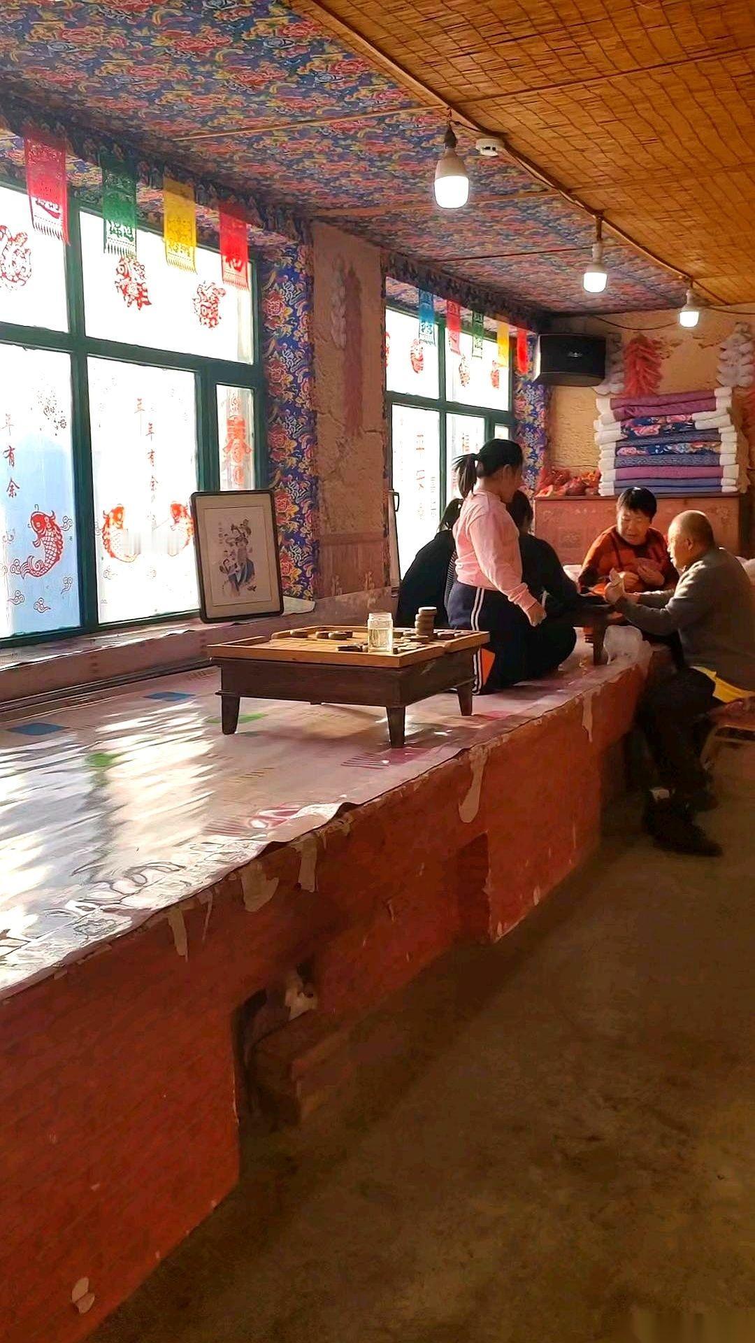 我跟你说个事儿，挺有意思的。过年回家，有两种红包。一种是，你爸妈追着你，跟你撕