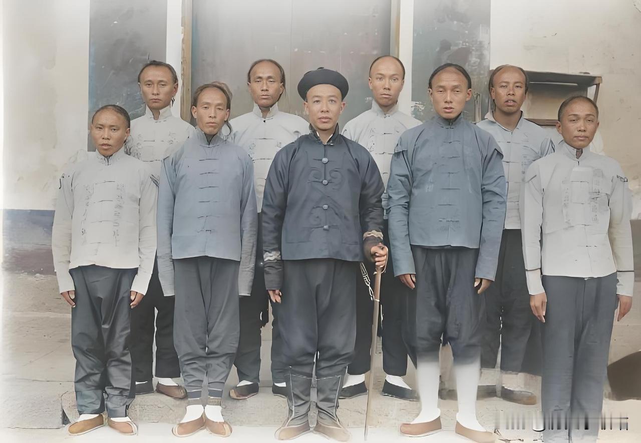 照片是清末湖南新军步兵及管带合影，合影拍摄时间可能在1909-1911年间，正值