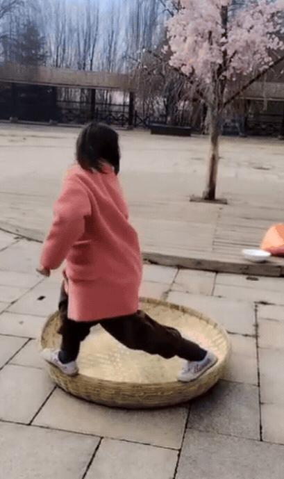 没想到上人民日报了！贵州一10岁女孩练就“轻功”，直接在笸箩上走，笸箩竟然没有翻