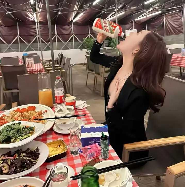 酒店，和朋友一起吃饭。看见邻座一姑娘独自用餐。她桌子上摆满了菜肴。但她的神