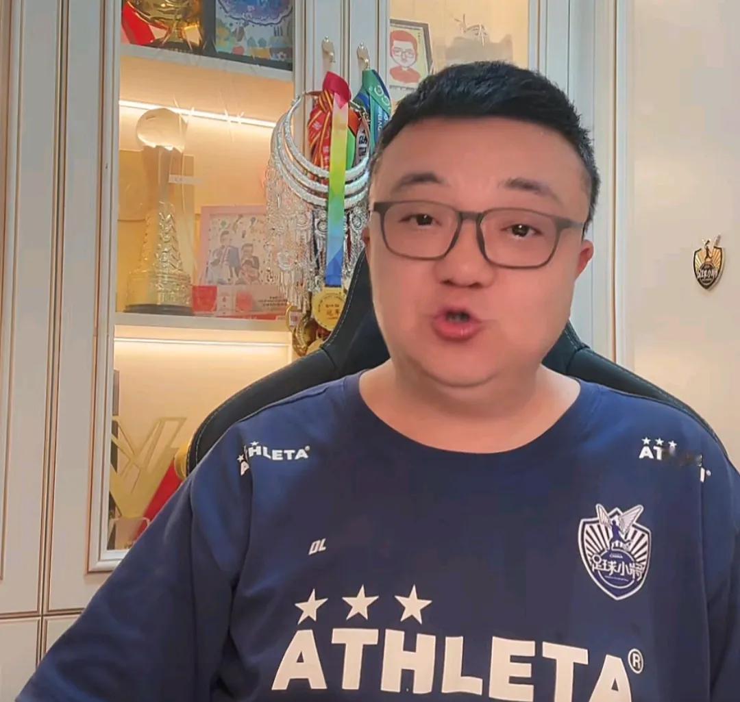 媒体人董路爆了一个料。他表示，当年国青队主帅安东尼奥刚来到球队时，他是想着把西