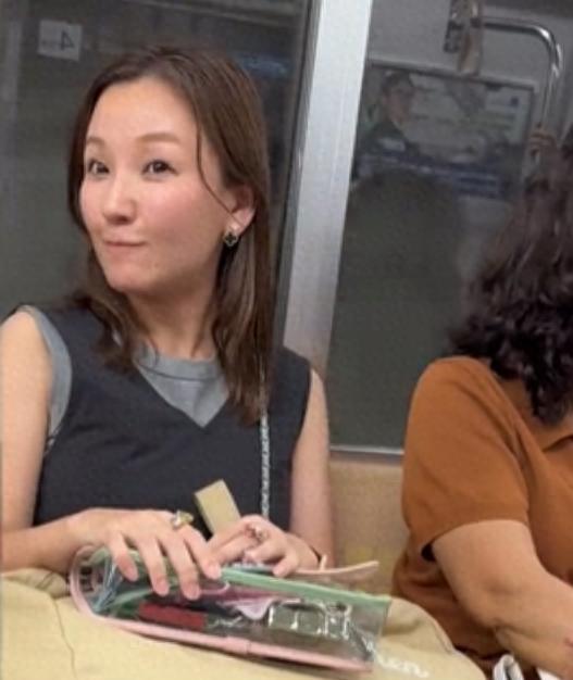 一位在日本旅游的江苏女孩正在乘坐地铁，突然，一名日本女人直接就挤坐在了女孩的身上