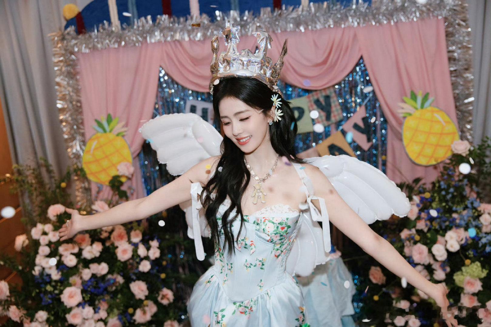 #白鹿#生日快乐#于正卡点给白鹿庆生#🦌#白鹿戴生日帽和粉丝比心#姐姐生日快乐！（已经是绝版31岁