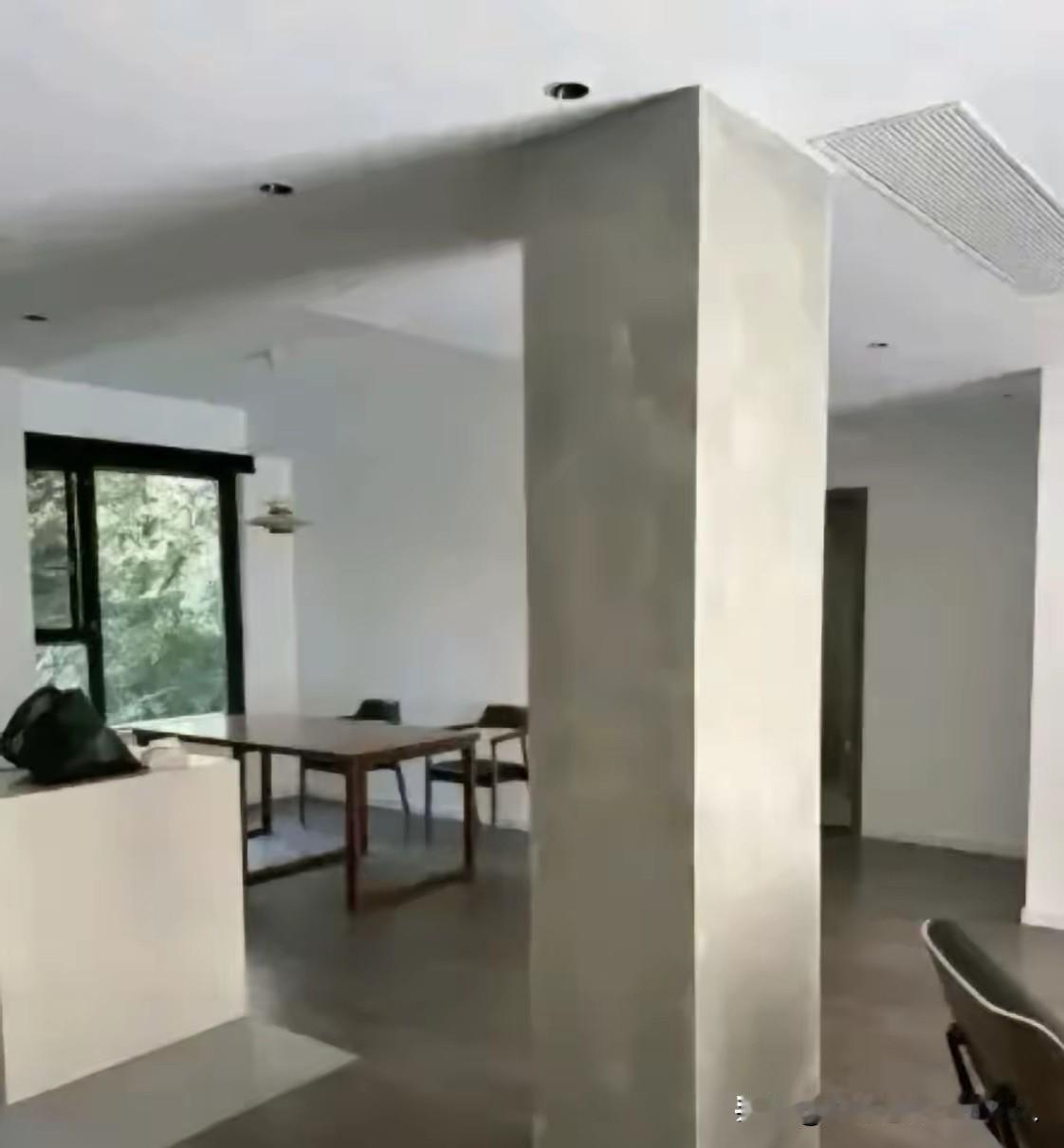 遇到这样的情况怎么办？一小伙子买房的时候，看中了一套客厅中间里有柱子的房子。