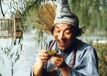 宋朝的宰相秦桧大宴宾客，疯疯癫癫的道济和尚也不请自到，来蹭饭吃。秦宰相也不好明着