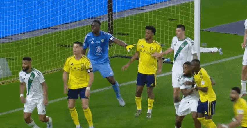 真不知该怎么形容西亚球迷！输球还嘲讽C罗，这不是没事找事吗？但C罗也似有“偷梁换