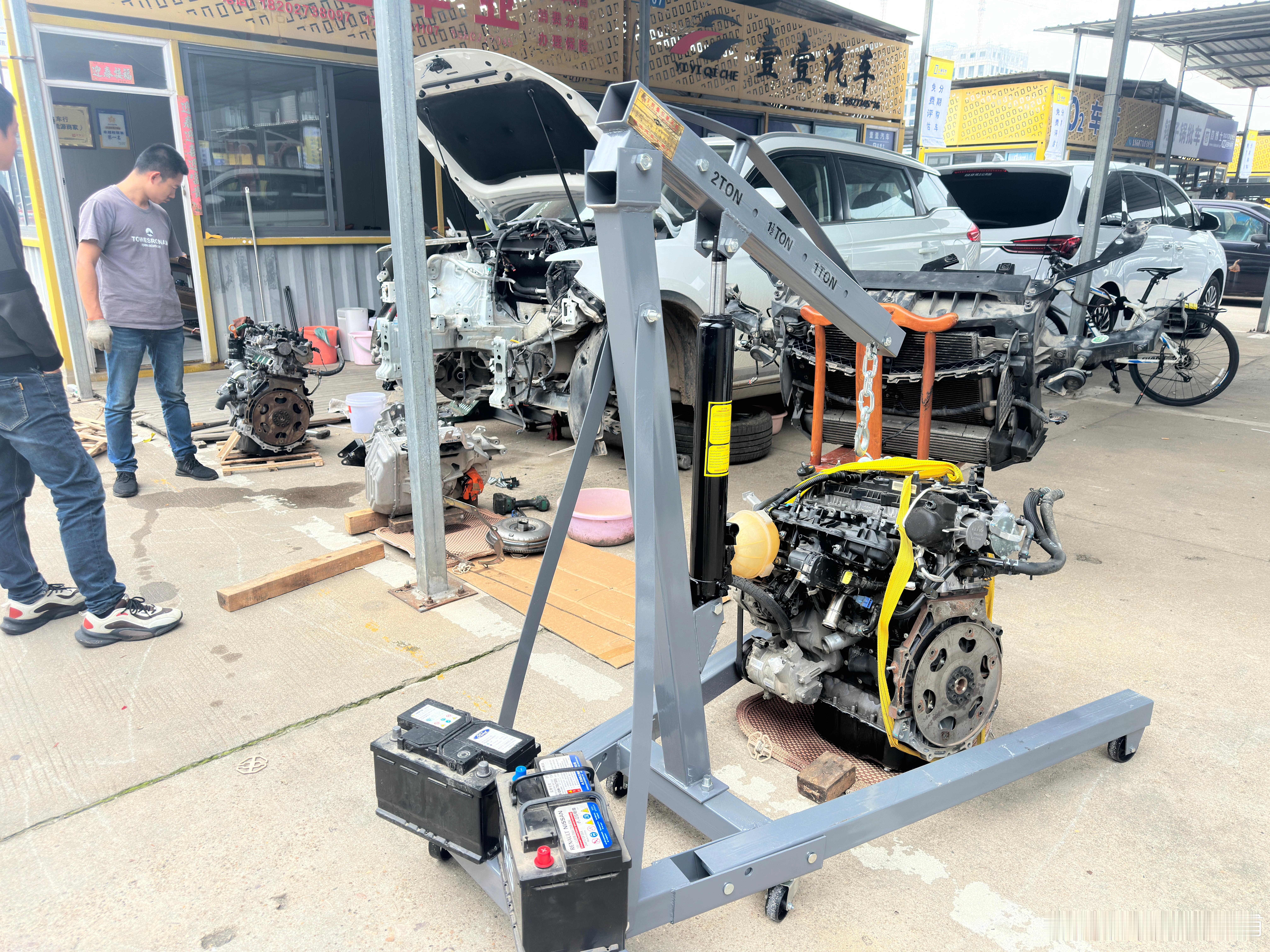 哈哈哈车贩子都开始自己修发动机了～​​​