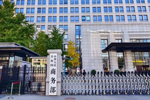 中方反制，力度超硬。新加坡联合早报今日报道：“中国商务部连发多项公告，对美国祭