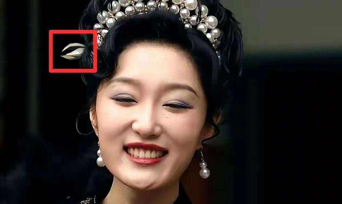 《朱雀堂》里，变态的赵司令原著可没有。但他身边的孙梅，在原著里那才叫一个疯批。