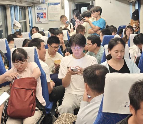 火车卧铺男女混住，为啥不分开？乘务员一句话说透：不是不想，是分不起。一分开，空铺