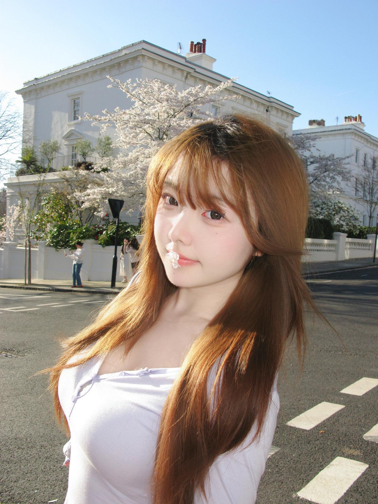 《白樱树下》晴光漫洒玉楼东，樱雪轻扬趁暖风。笑靥含春衣染紫，一眸惊落半城