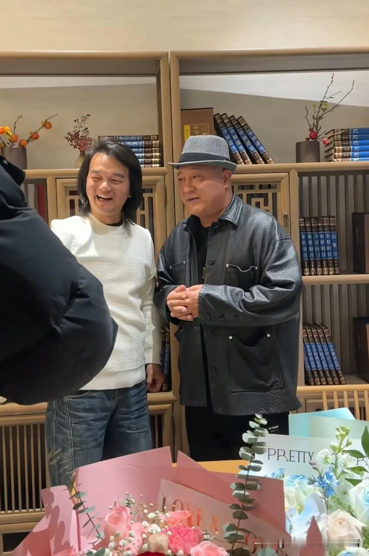 这或许是流量时代最动人的一幕：当殿堂级艺术与泥土深处的表达碰撞，迸发出超越娱乐本