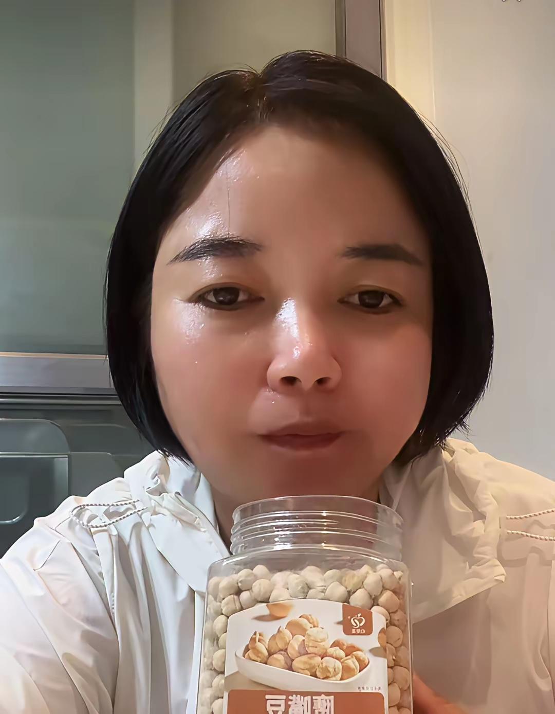堂嫂说郭威请小熊吃饭，你相信吗？网友向田静求证，田静说：“我请她吃饭？我吃饱了撑
