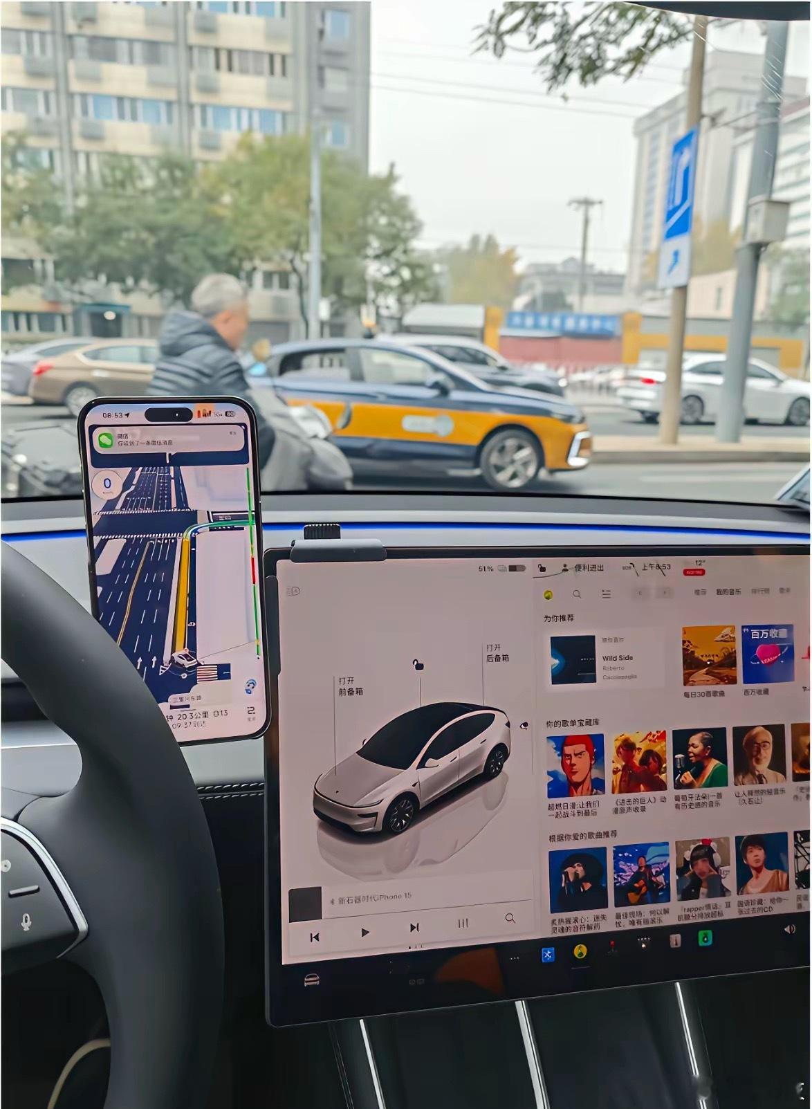 发现很多特斯拉的车主都喜欢用手机导航，那个大屏幕是摆设吗？