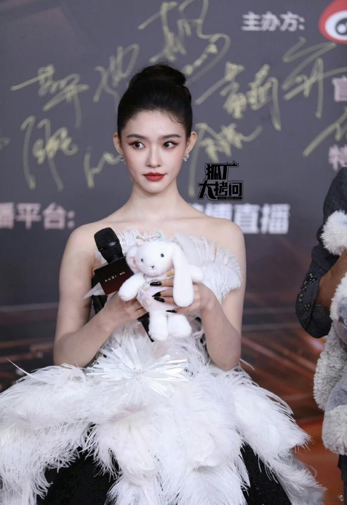 水龙吟剧组后台氛围水龙吟剧组四个人帮林允抬裙子看水龙吟剧组在微博视界大会的后台