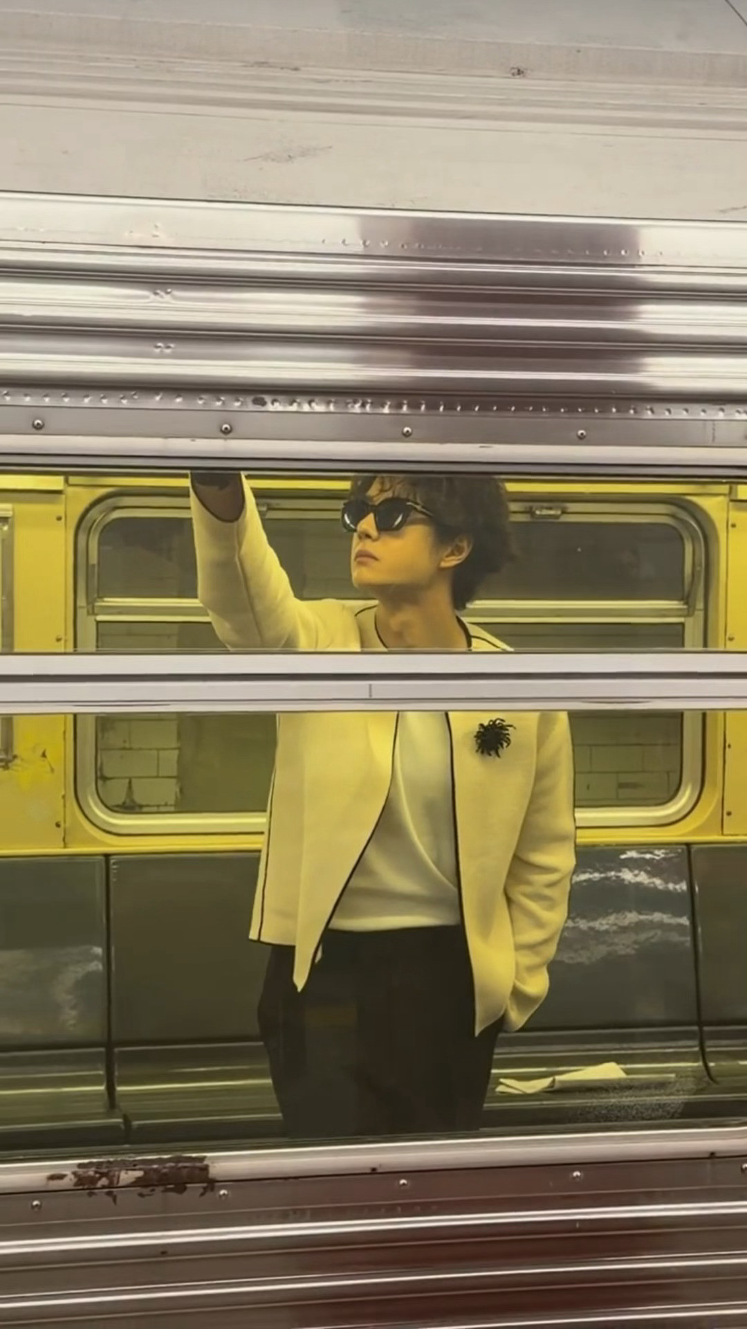 上一秒展示刀锋般的下颌线，下一秒拉杆下蹲，突然压不住岩羊本体的王一博就这样：突然