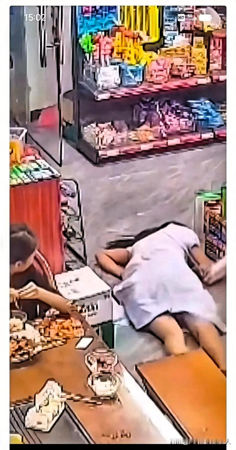 心痛啊！太快了！！瞬间母女阴阳相隔，女儿刚吃完饭猛的一站，突然晕倒在地