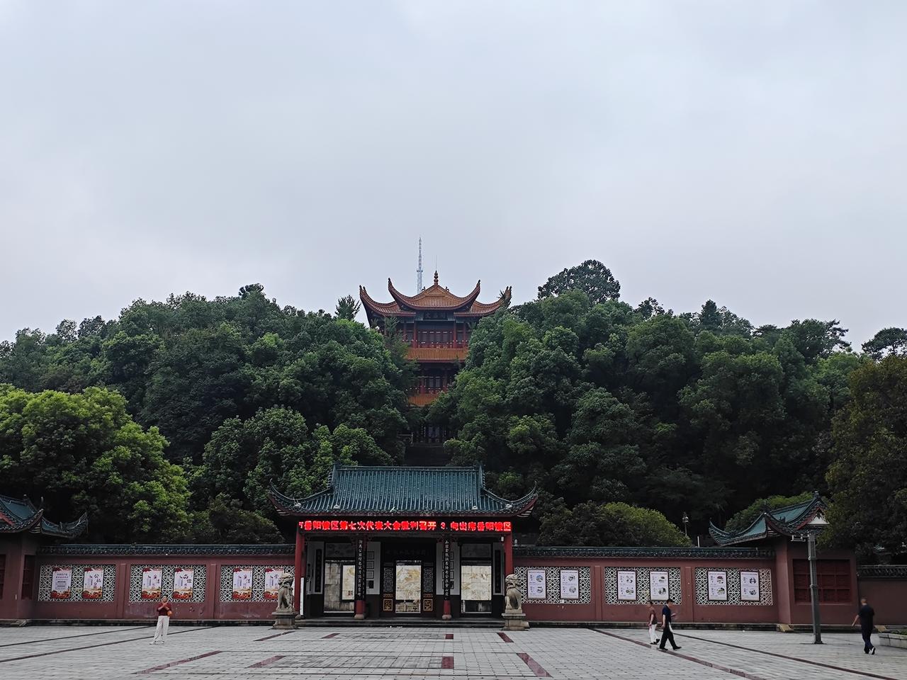 岳阳市区有什么免费好玩的地方？岳阳市区免费地分成湖景日落、城市公园、老街打卡