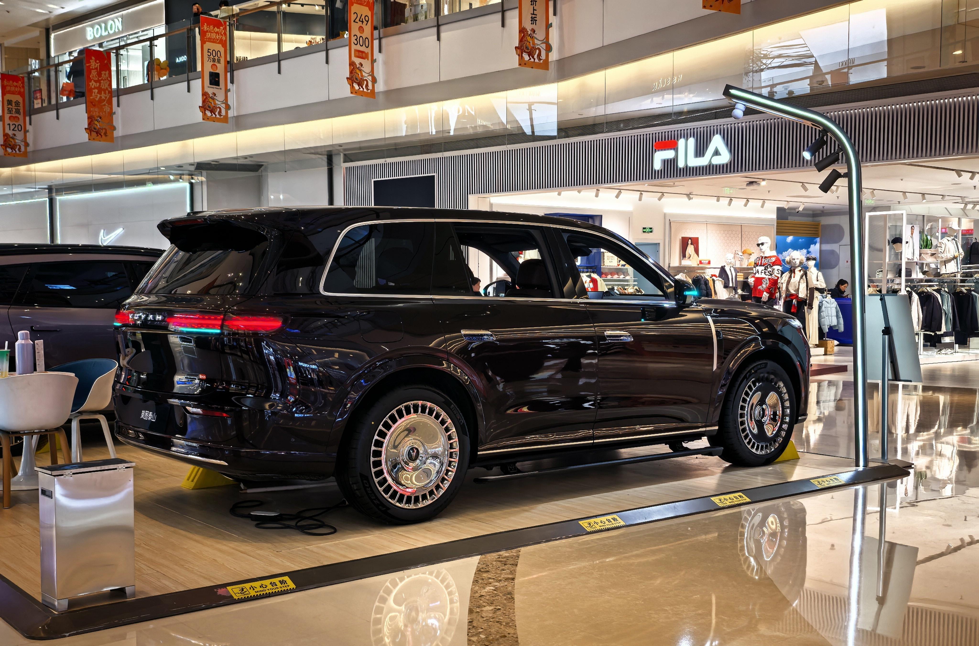 岚图泰山这车身姿态真好，四平八稳的。