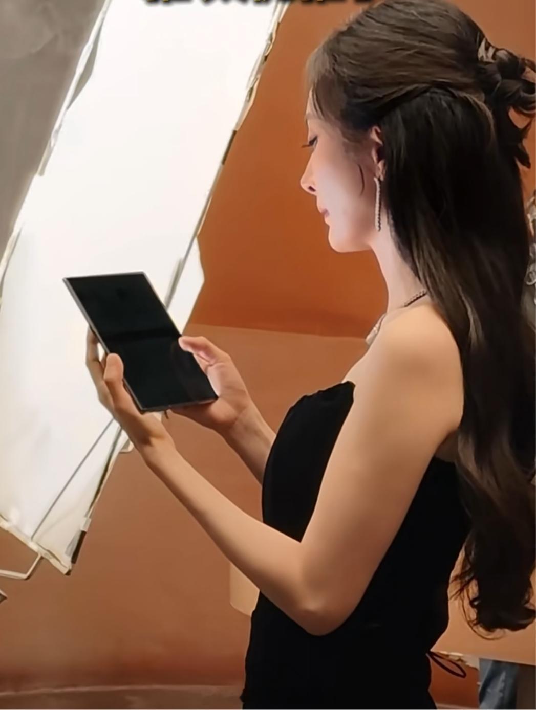 MateXT2这个防窥模式感觉是很多人的刚需，轻敲后盖直接秒切到防窥屏。华为ma
