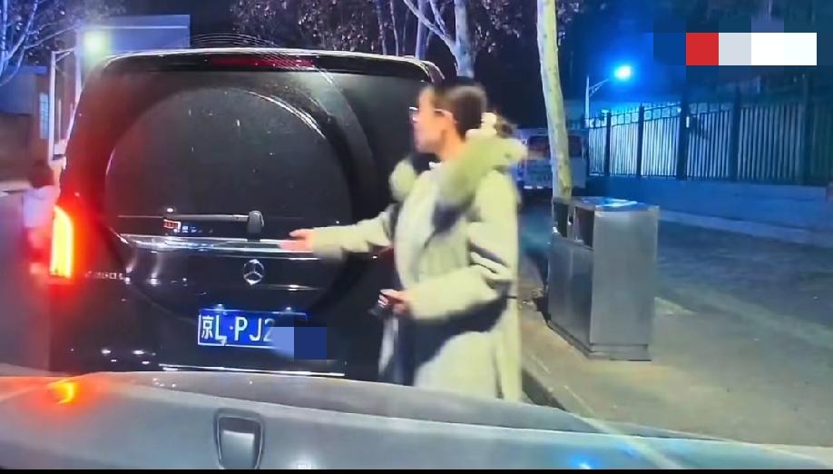 两位美女开车发生剐蹭，在等待交警的过程中，前车京L奔驰女子打开后备箱换了身ga制