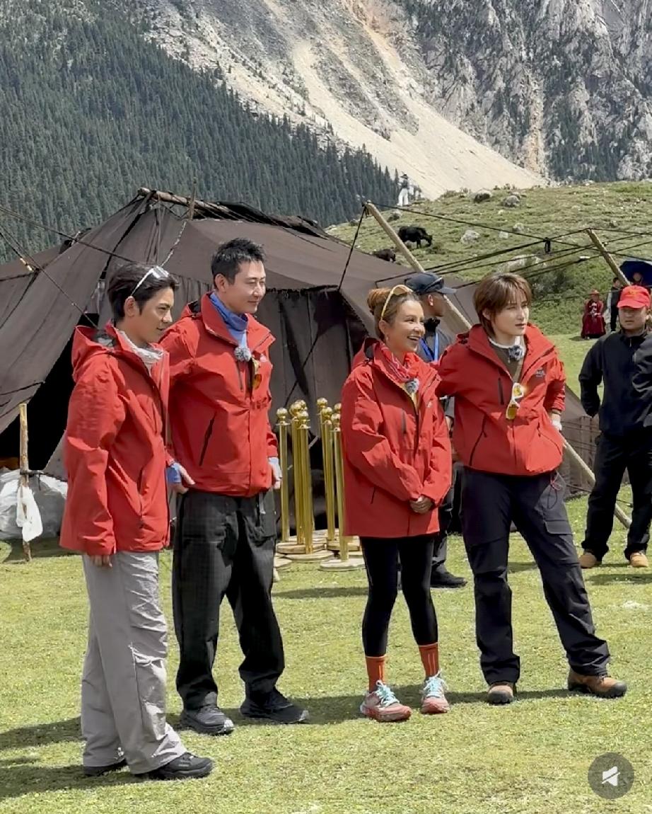 7月3日，朱迅与丁真一起现身川西措普沟景区，二人好黑，朱迅腿短腿细脸部浮肿，像个