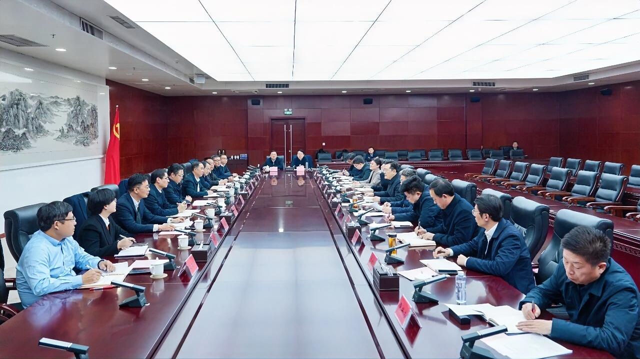 1月28日，沛县人民政府与大屯煤电（集团）有限责任公司召开政企合作座谈会。县委书