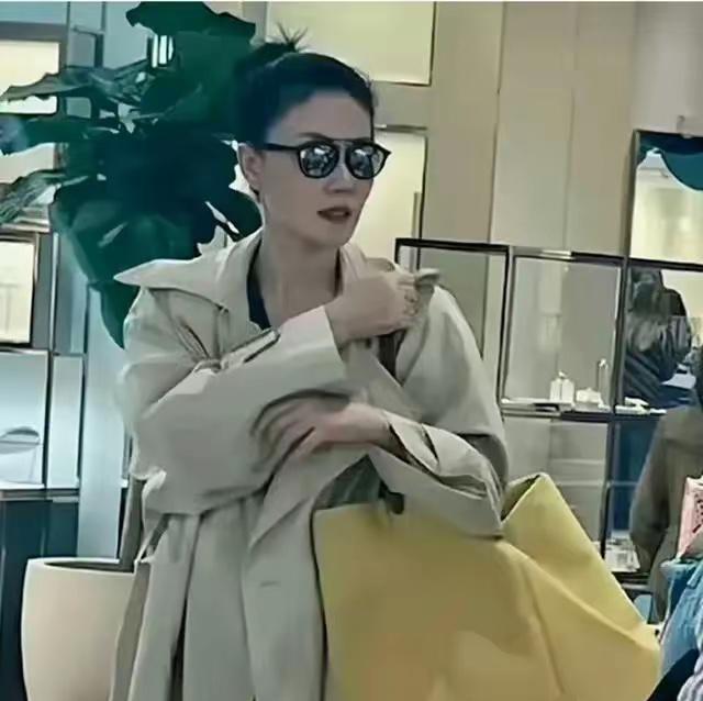 天后王菲蹲马路牙子嗦5块钱泡面！我直接原地裂开：这松弛感我们学得来吗？风衣丸