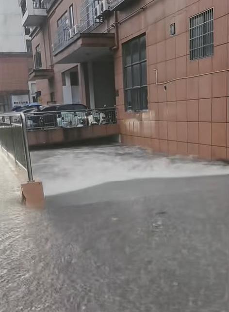 4月27日凌晨起，广西钦州遭遇大暴雨，多条道路严重内涝，大量车辆被泡。当地一小区