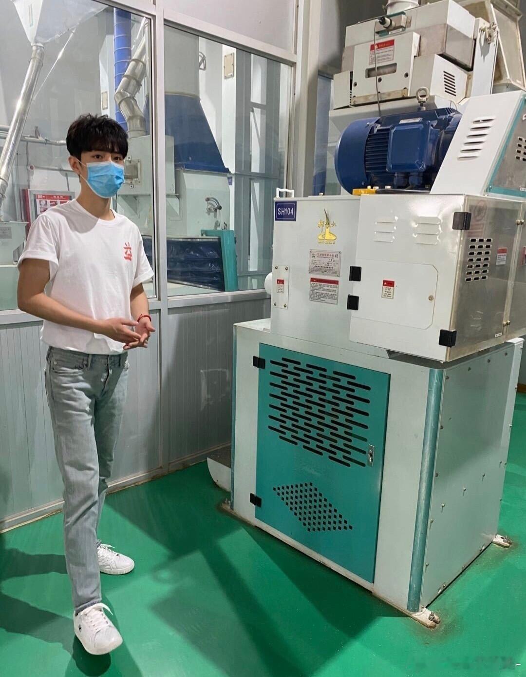 大学生优秀代表去工厂参观的既视感！！肖战身材比例绝了[爱心][爱心]​​​