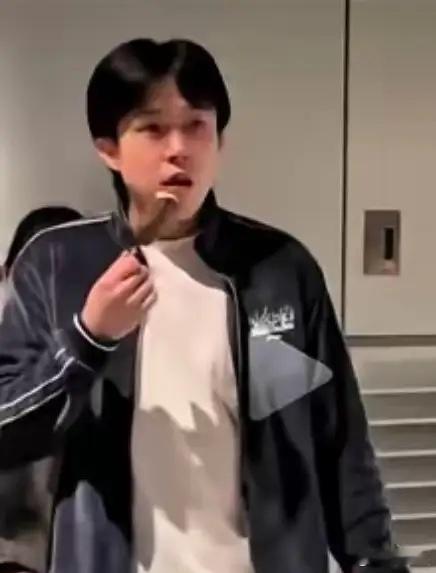 不得不承认，顶级运动员是真的有钱啊！网友看到王楚钦去香港打WTT总决赛，顺手买了