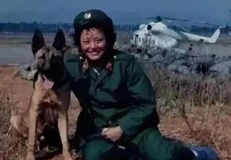 ☁1978年，内蒙古一女军医撞见了一匹冲她哀嚎的狼，她随即扔了个肉罐头过去