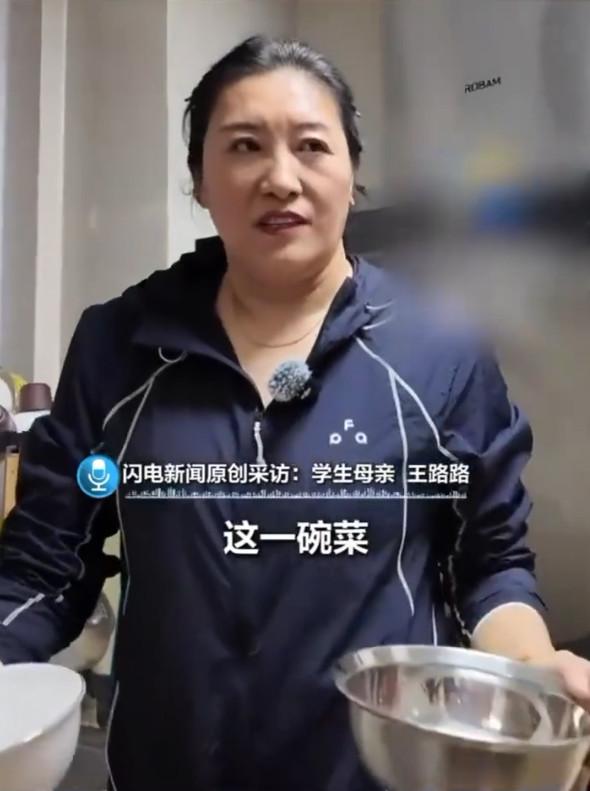 最近，媒体爆出了一个有趣的消息：山东枣庄一名13岁男孩身高2米01，与门框齐平。