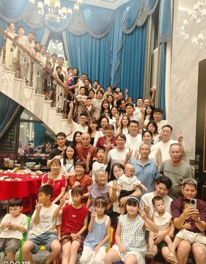 网友家族聚会合照的一幕，不得不说，惊呆了啊。[捂脸哭][捂脸哭][捂脸哭]