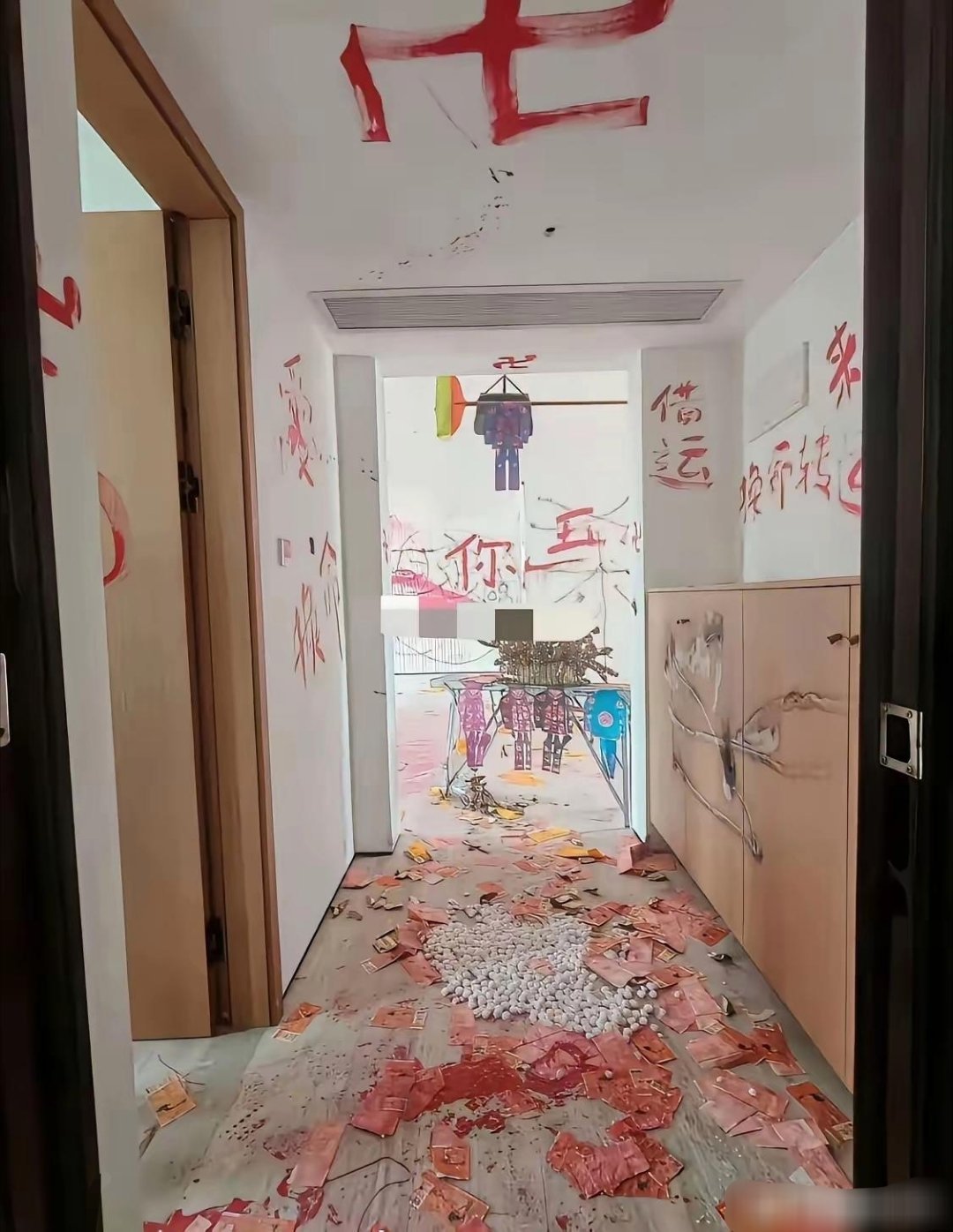 法拍房，全是涂鸦，感觉没必要这样啊