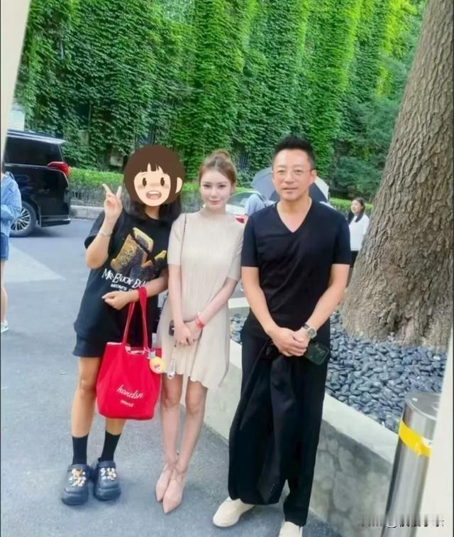 汪小菲马筱梅现身京城街头！因女士造型时尚被摄影师定格！[墨镜][墨镜]马筱梅