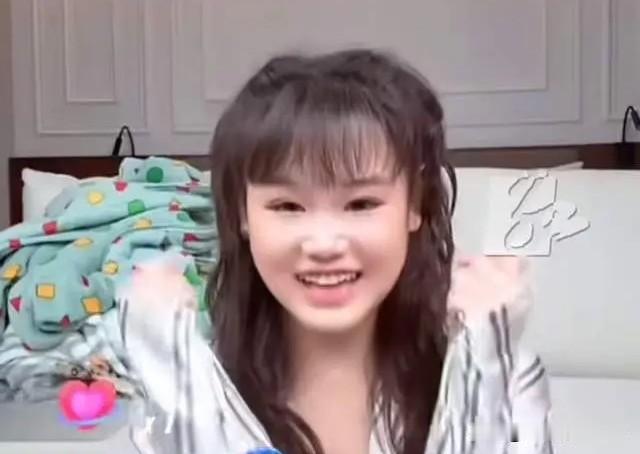时政观察员奥运冠军张家齐和全红婵哥哥两人一起助农卖广东荔枝，没想到这么吃苦。在荔