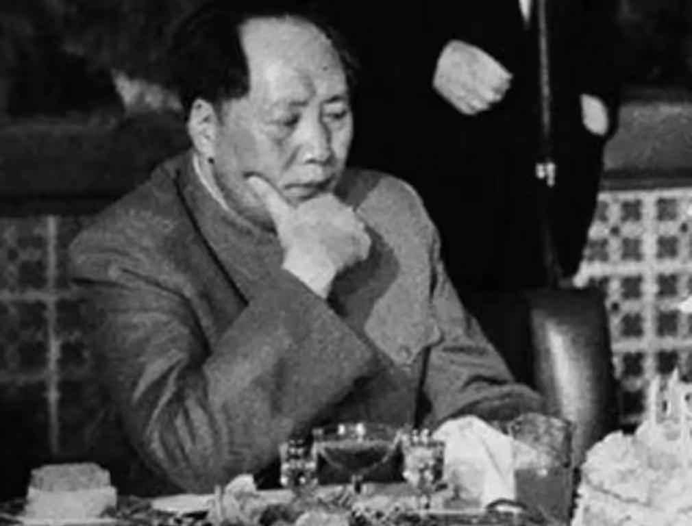 曾在中南海给毛主席掌勺的厨师王近仁后来回忆，主席吃饭有个规矩——只管定原则，绝不